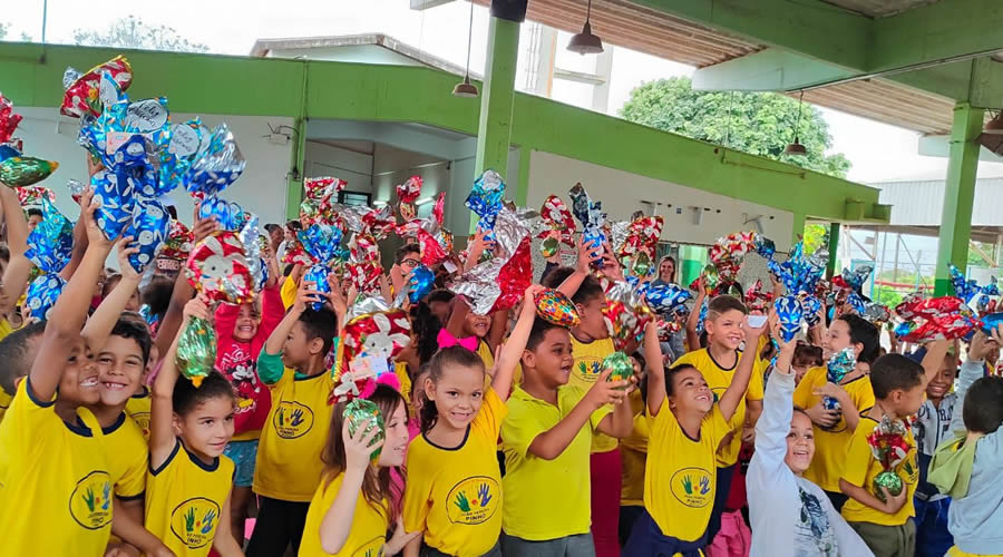 Prefeitura entrega ovos de Páscoa nas escolas municipais
